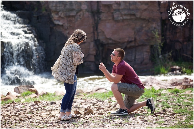 02 E+L proposal engagement couple love falls park portrait sioux falls sd photography