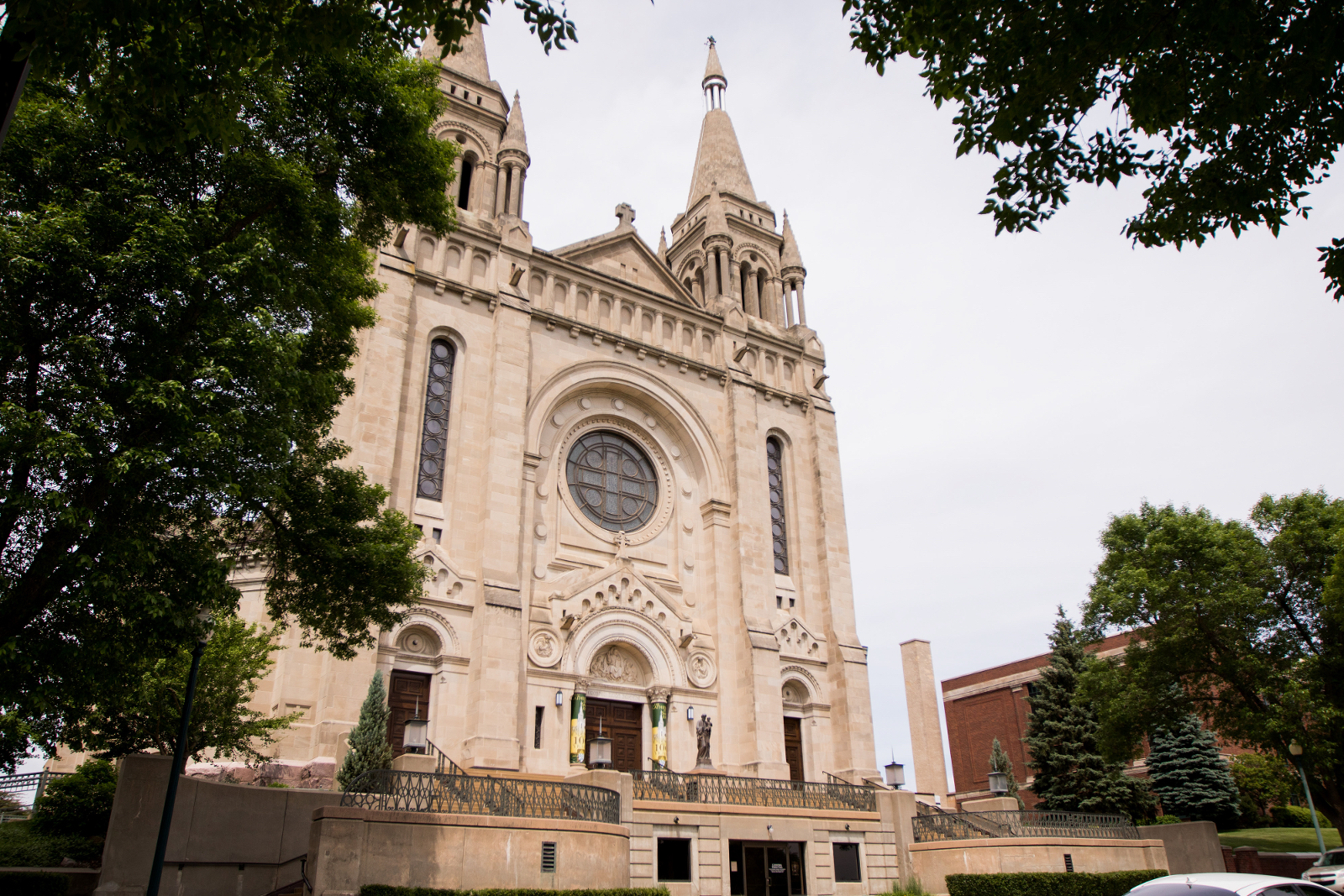 Rogers-cathedral-hilton-garden-inn-downtown-church-wedding-photographer-couple-love-sioux-falls-sd-photography