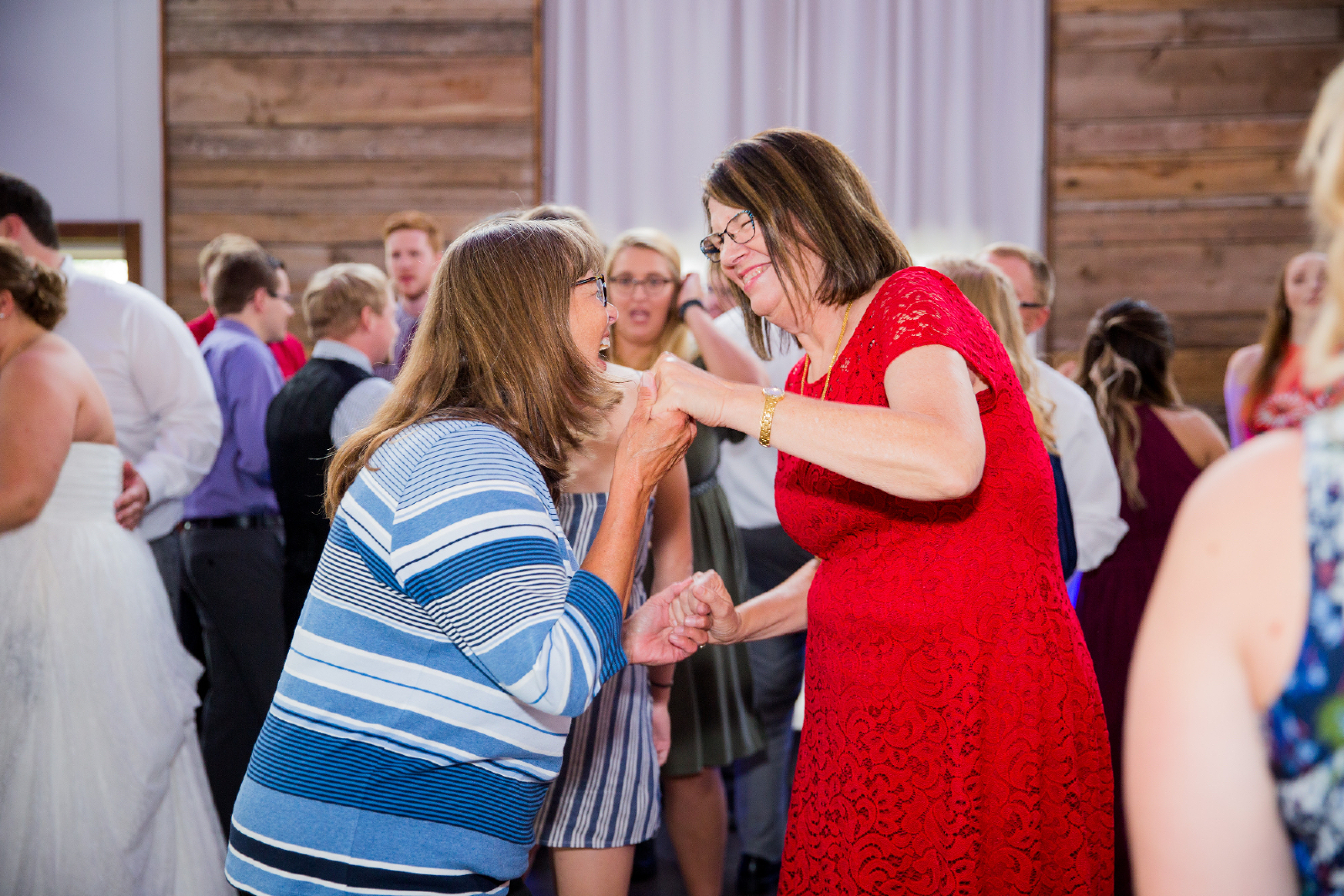 Twedt-wedding-blue-haven-barn-and-gardens-nature-photographer-couple-sioux-falls-sd-photography