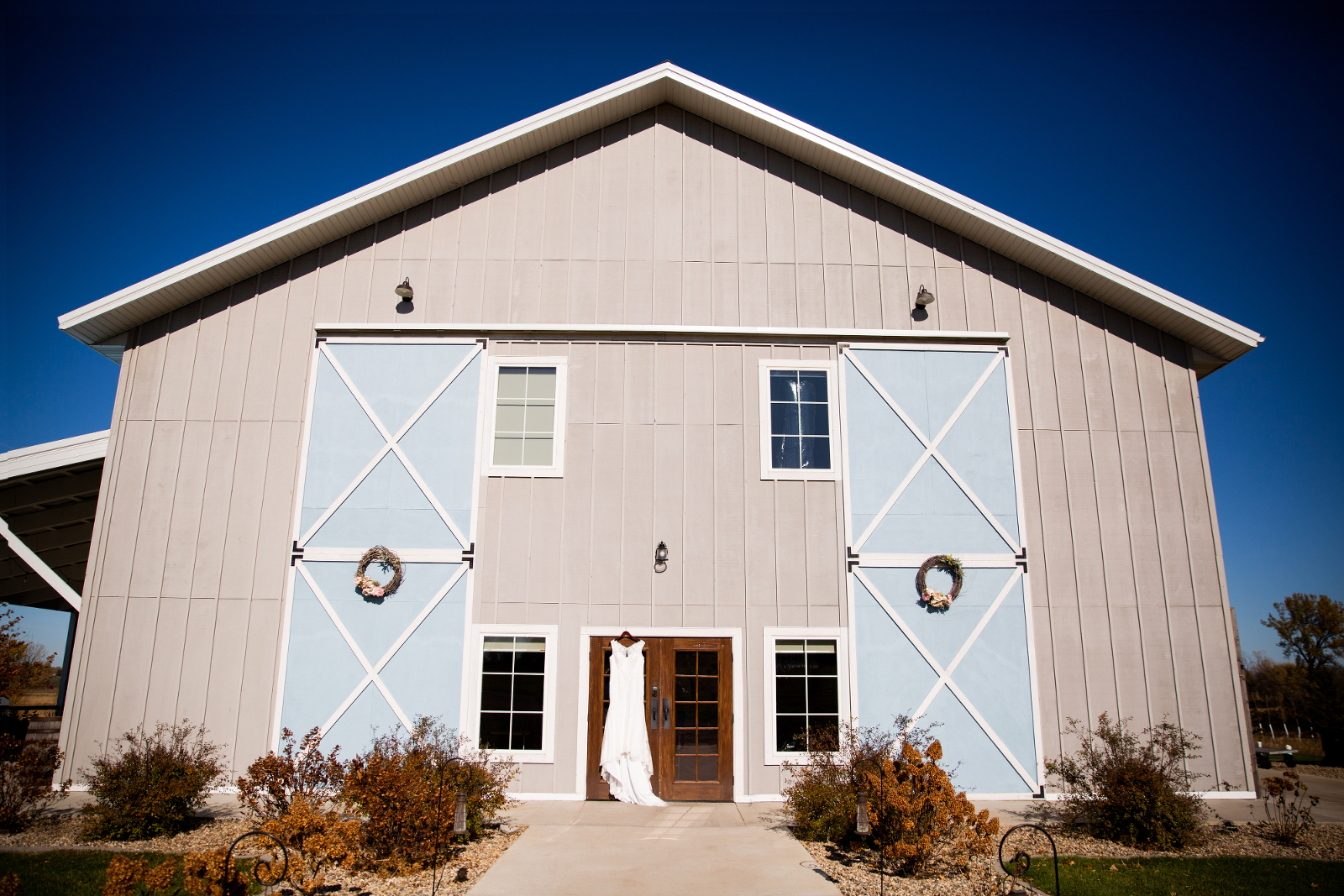 Svatos-wedding-blue-haven-barn-fall-nature-photographer-couple-sioux-falls-sd-photography